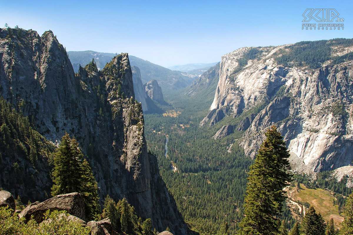 Yosemite - 4 Mile Trail Rechts ligt de bekende rots El Capitan (2307m) en de linkse pieken zijn de Cathedral Rocks. In de vallei stroomt de Merced rivier. Stefan Cruysberghs